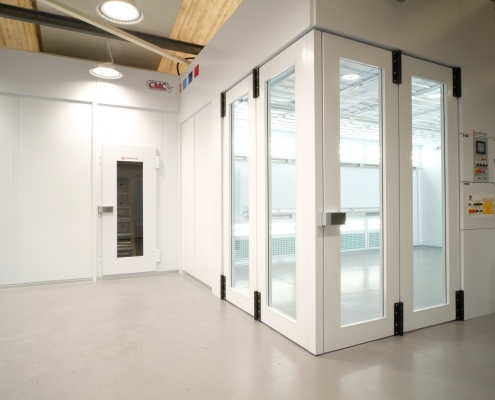 Hybrid infrared booth with corner entry doors